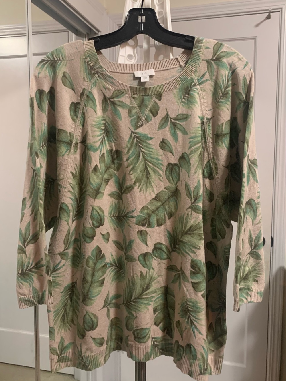 J Jill Women's Beige Scoop Neck Top with Green Leaf Print Sz Large
